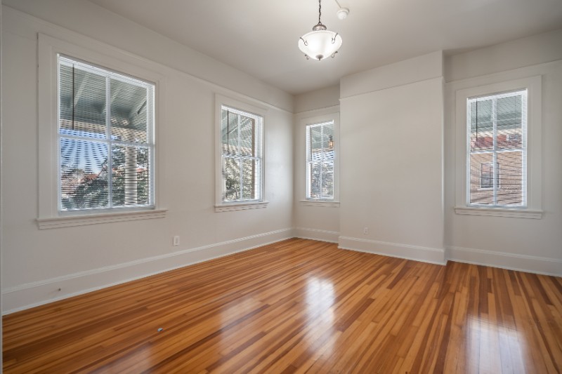 Large open room with 4 windows