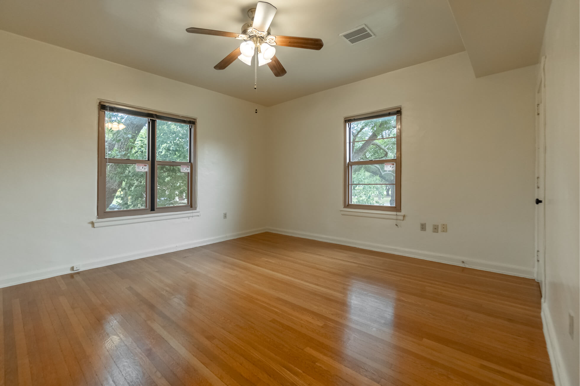 Large open bedroom with 3 windows