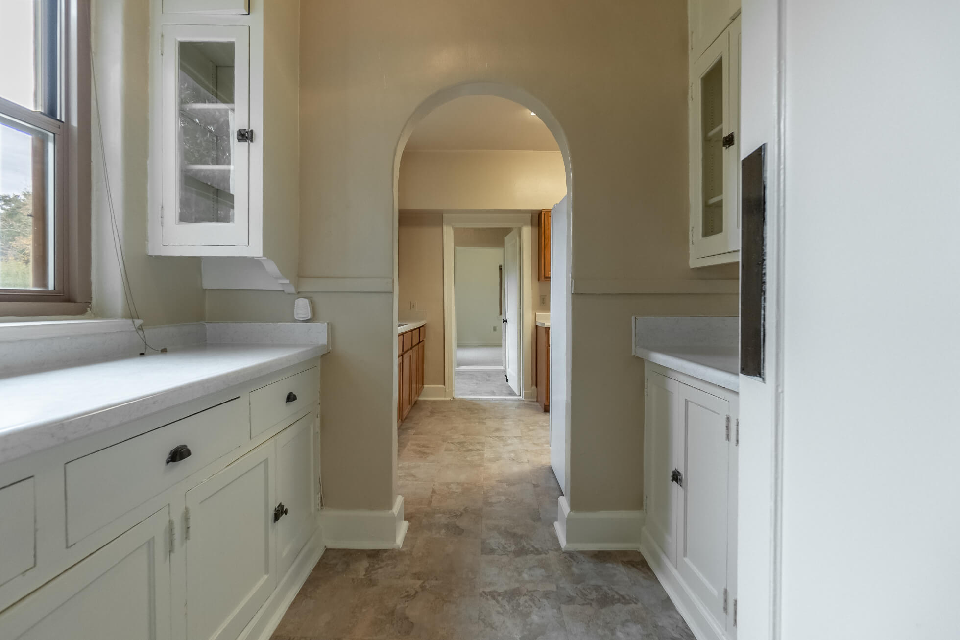 Kitchen area with rounded archway